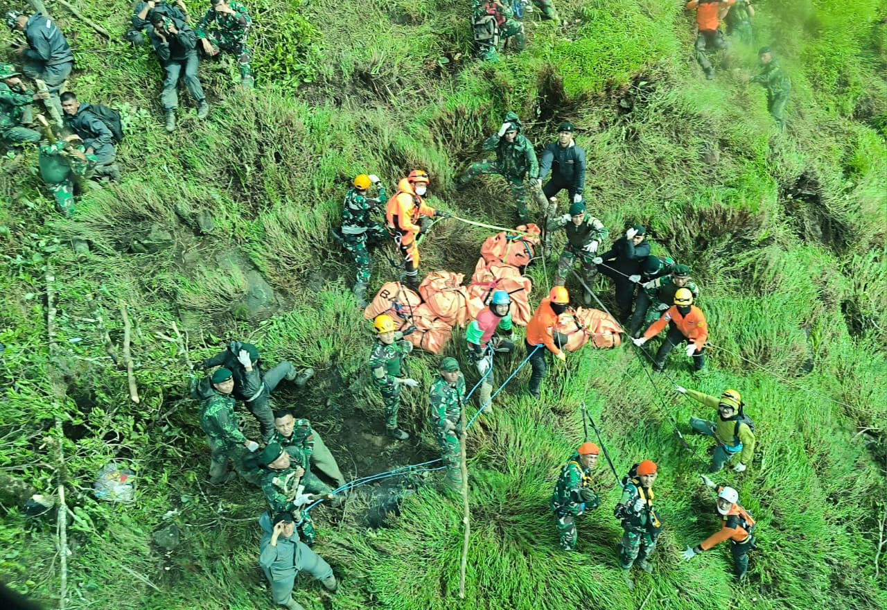 Tim SAR gabungan bersiap mengangkat jenazah korban jatuhnya pesawat ATR 42-500 di lereng Gunung Bulusaraung, Kabupaten Pangkajene, Sulawesi Selatan, Jumat (23/1/2026).