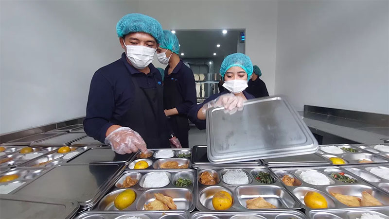 Juru Bicara Kantor Komunikasi Kepresidenan RI Dedek Prayudi memantau pembuatan menu makan bergizi gratis di SPPG Palmerah.
