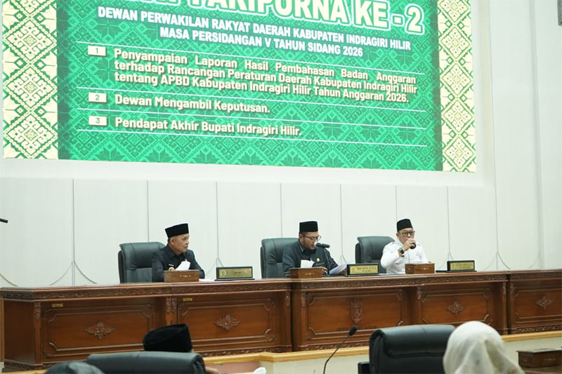 Ketua DPRD Iwan Taruna bersama Bupati Inhil Herman saat memimpin Paripurna pengesahan APBD Inhil tahun 2026 di gedung DPRD Inhil, Tembilahan, Sabtu (24/1/2026).