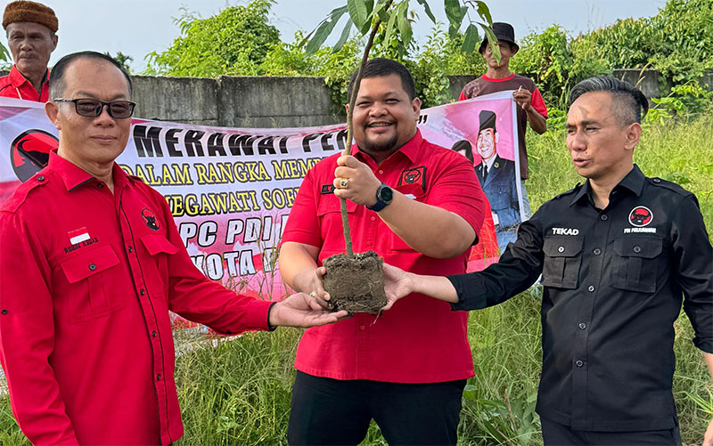 M Dikky Suryadi Khusaini bersama Robin Eduar dan Tekad Indra Perdana Abidin saat penanaman bibit pohon di pinggir Sungai Sail, Jumat (23/1/2026).