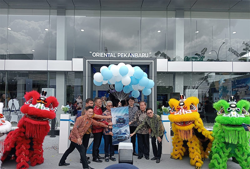 Jajaran manajemen Jaecoo Indonesia dan PT Pekanbaru Oriental Stars foto bersama saat grand opening Dealer Jaecoo Pekanbaru, Sabtu (24/1/2026).