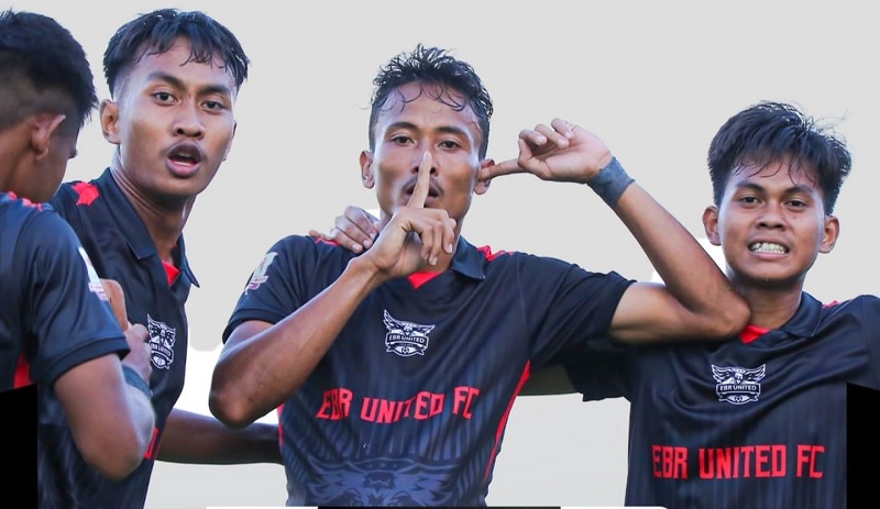 Pemain EBR Ari Hermawan (dua kanan) melakukan selebrasi bersama rekannya usai mencetak gol ke gawang Tunas Negeri dalam laga RS Awal Bros Liga 4 Zona Riau 2025-2026 di Lapangan Wahana Jalan Air Hitam.