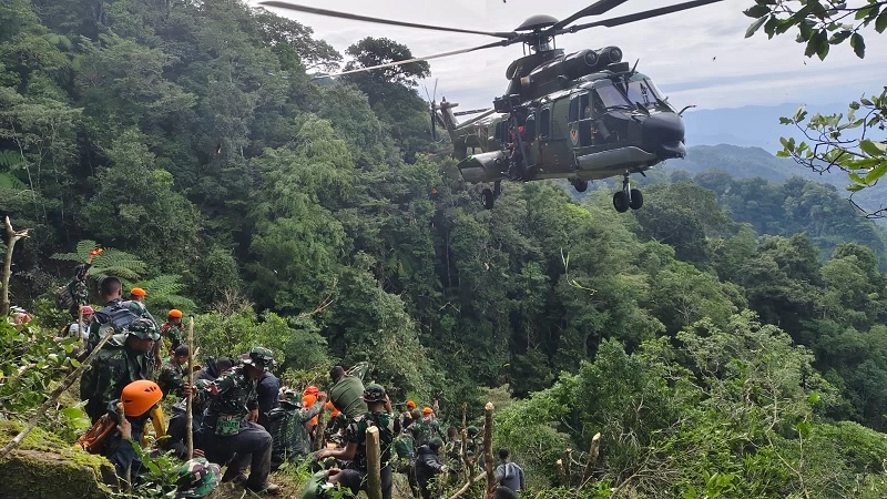 Proses evakuasi temuan paket atau kantong body part di lokasi kecelakaan Pesawat ATR 42-500 pada Jumat (23/1/2026).