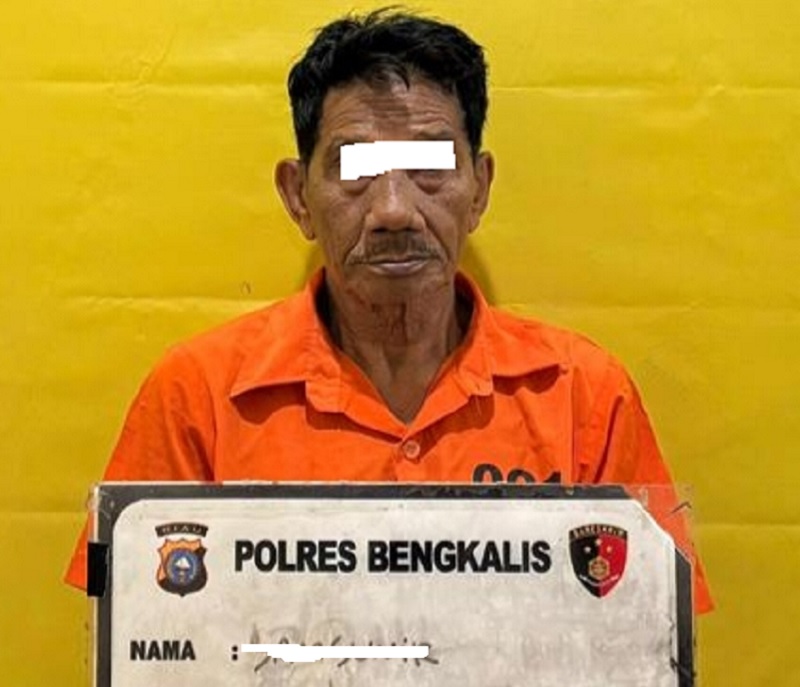 Tersangka dugaan pencabulan terhadap cucu sendiri saat diamankan di Mapolres Bengkalis.