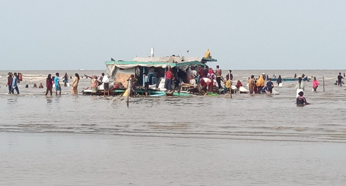 Warga Desa Sepahat mengumpulkan barang berupa bahan pokok yang tumpah dari kapal yang kandas dihantam gelombang pada Jumat (23/1/2026).