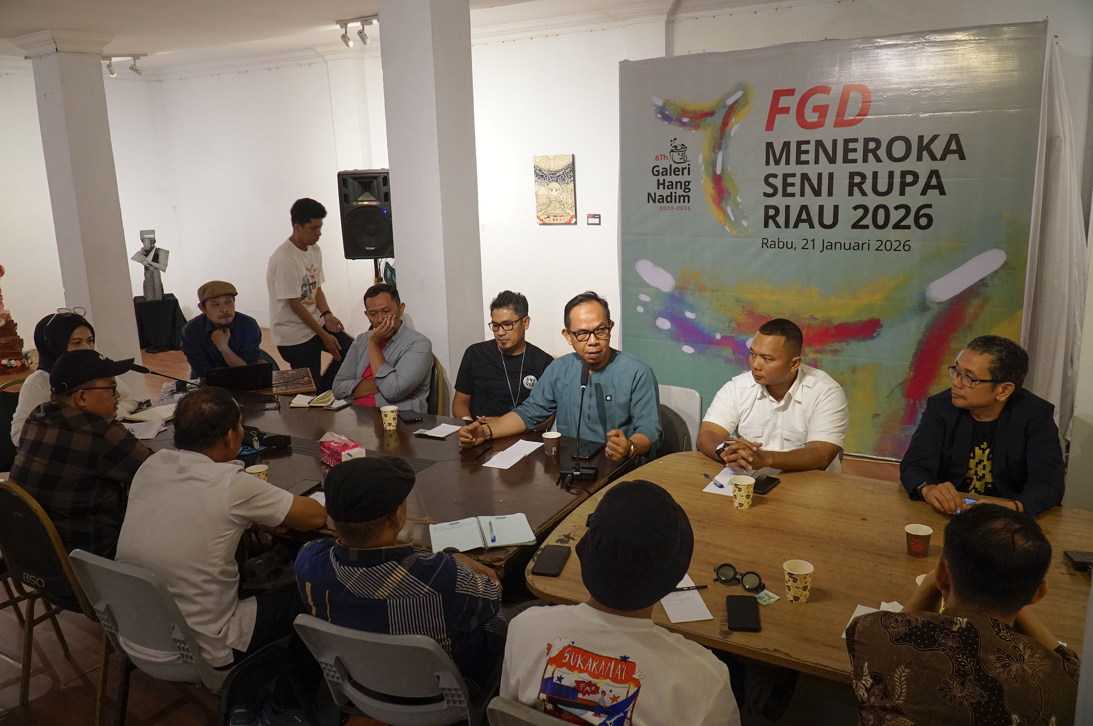 Pengurus Galeri Hang Nadim (GHN), pembicara, dan peserta diskusi kelompok terpumpun &ldquo;Meneroka Seni Rupa Riau 2026&rdquo; berfoto bersama seusai acara di ruang pameran GHN  Kawasan Bandar Serai, Pekanbaru, R