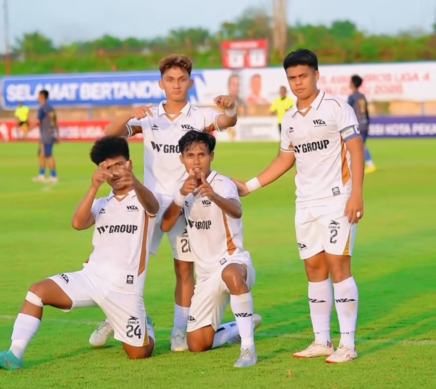 Pemain WGroup FC melakukan selebrasi usai mencetak gol ke gawang PSC Young Abadi FC dalam laga RS Awal Bros Liga 4 Riau 2025 Stadion Gelora Hang Tuah Pekanbaru, Ahad (25/1/2026).