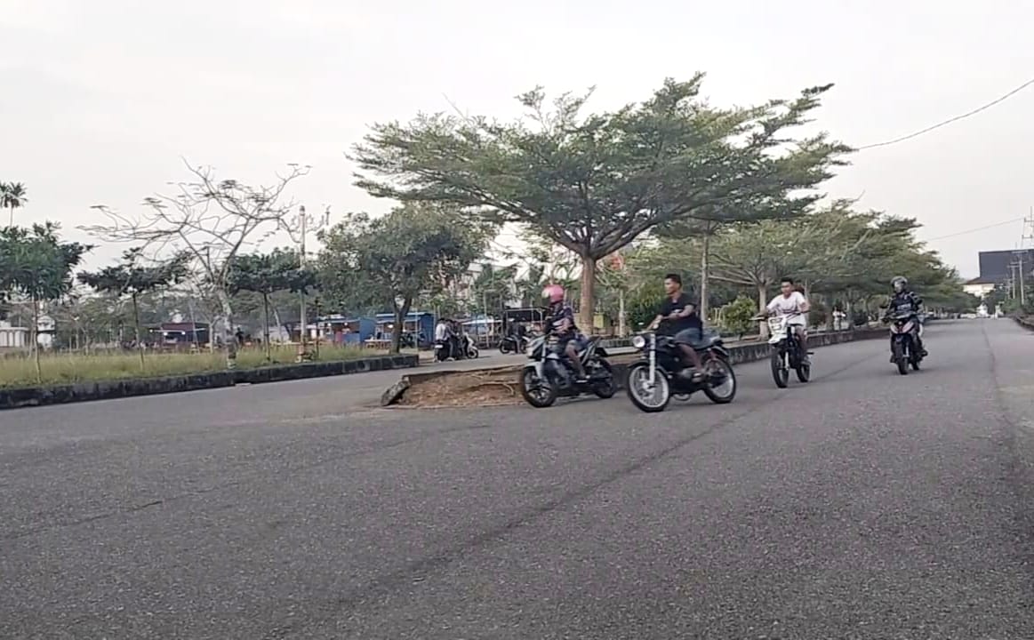 Meski telah terjadi kerusuhan dini hari, sejumlah remaja nekat melakukan aksi balap liar di belakang Astaqa MTQ Rohul, Ahad (25/1/2026), petang.