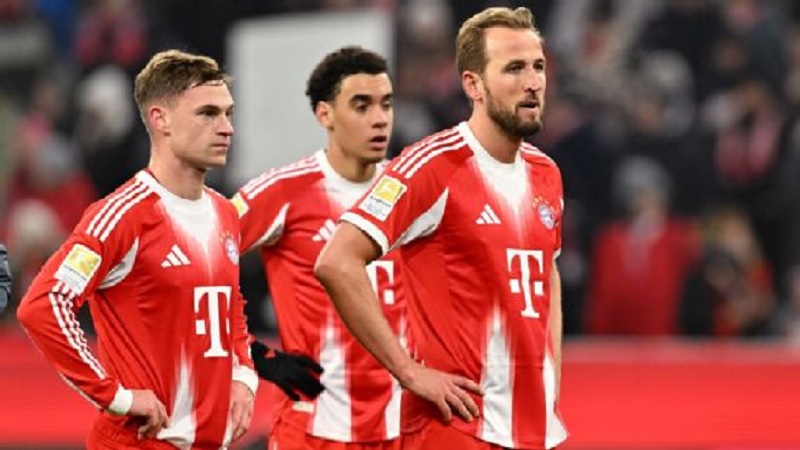 Raksasa Jerman, Bayern Munchen mengalami kekalahan pertama mereka di Bundesliga di kandang sendiri setelah ditekuk tim papan bawah Augsburg.