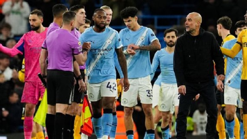 Pep Guardiola mengkritik wasit saat Manchester City mengalahkan Wolves.