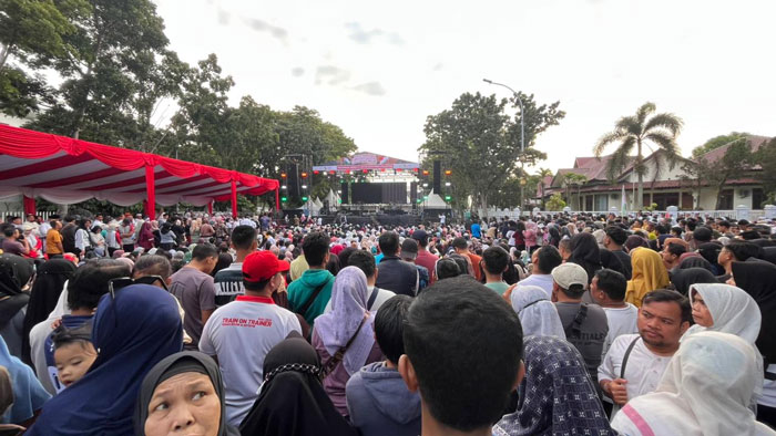 Peserta aksi saat menyampaikan orasi kemanusiaan serta meneriakkan yel-yel solidaritas untuk Palestina dan korban bencana di Sumatera di kawasan CFD,  Ahad (25/1/2026).