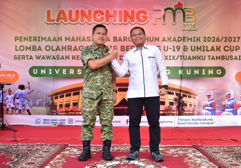 Rektor Unilak Prof Dr Junaidi dan  Pangdam XIX/Tuanku Tambusai Mayjen TNI Dr Agus Hadi Waluyo salam komando usai pembukaan lomba baris berbaris, Sabtu (24/1/2026).