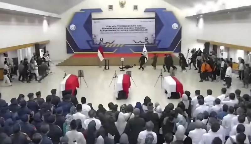 Menteri KKP Sakti Wahyu Trenggono pingsan saat Upacara Persemayaman dan Pemberangkatan Jenazah Pegawai Korban Pesawat Jatuh ATR 42-500, Ahad (25/1/2026).