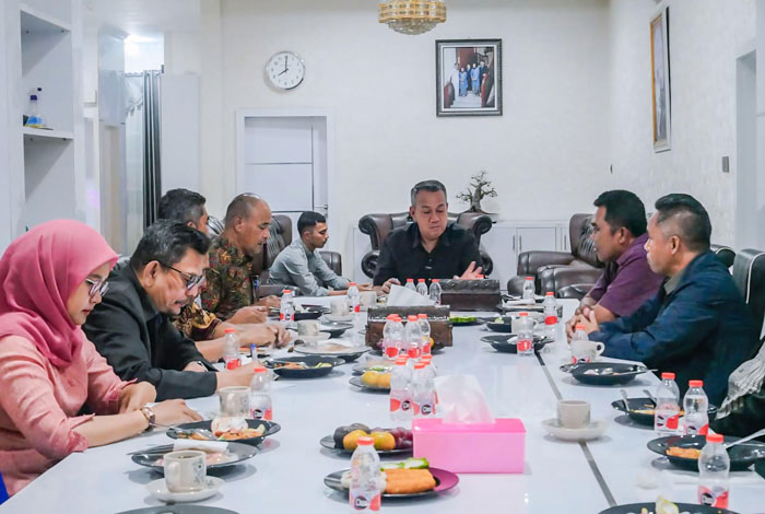 Wabup Kepulauan Meranti, Muzamil Baharudin saat melakukan pertemuan dengan perwakilan KKP RI terkait hasil studi kelayakan dan analisis pasar komoditas kakap putih di Meranti, kemarin (24/1/2026).