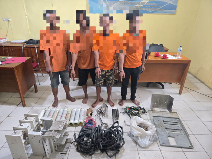 Jajaran Polsek Tapung berhasil meringkus emoat tersangka pencurian komponen switchboard (SWB) milik PT Pertamina Hulu Rokan (PHR), Sabtu (24/1/2026).