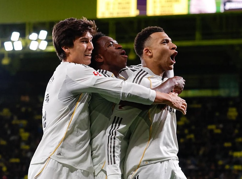 Kylian Mbappe dan Vin&iacute;cius J&uacute;nior merayakan gol kedua Real Madrid melawan Villarreal bersama Gonzalo Garc&iacute;a.