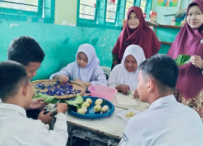Siswa SMPN 1 Bantan pemanfaatan bunga telang diolah menjadi beberapa produk, di antaranya teh yang kaya antioksidan, pewarna alami, serta kopi bunga telang