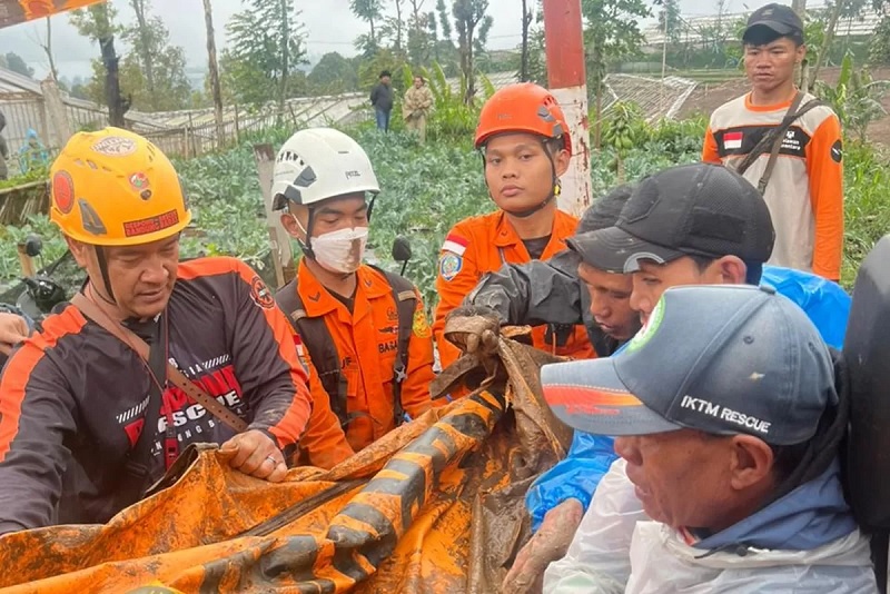 Tim SAR Gabungan menemukan 1 korban selamat dan 4 korban meninggal dunia di lokasi longsor di Kecamatan Cisarua, Kabupaten Bandung Barat, Jabar.