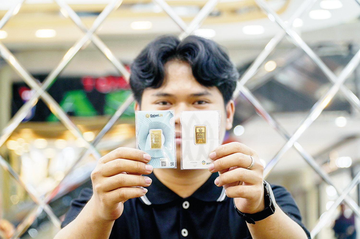 Pedagang emas memperlihatkan emas mulia seberat 5 Gram dari Pegadaian (Kiri) dan Antam (Kanan) di Toko Emas di Sukaramai Trade Center (STC), Pekanbaru, Sabtu (24/1/2026).