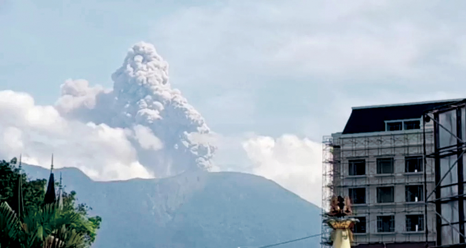 Gunung Marapi di Sumatera Barat saat mengalami erupsi, Ahad (25/1/2026).