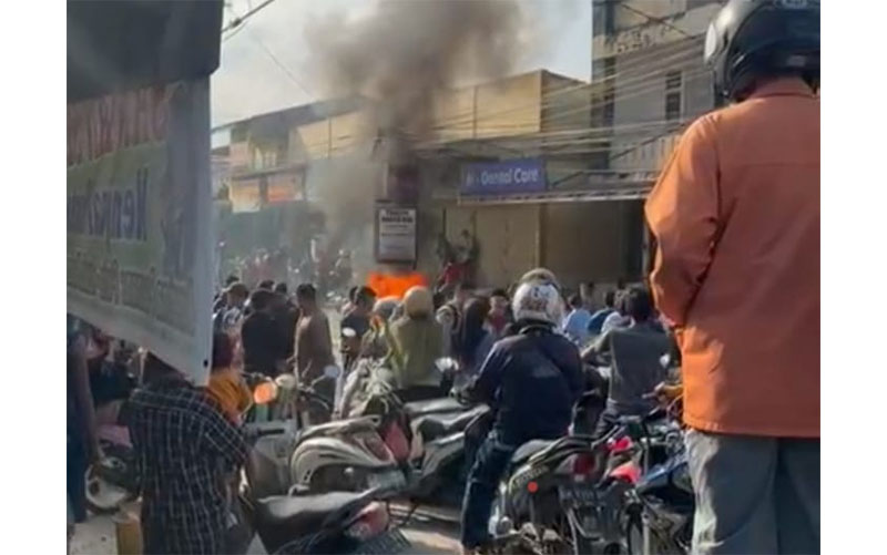 Massa membakar sepeda motor pelaku jambret di Jalan Tengku Bey, Kelurahan Simpang Tiga, Kecamatan Bukit Raya, Kota Pekanbaru, Senin (26/1/2026) sekitar pukul 08.30 WIB.