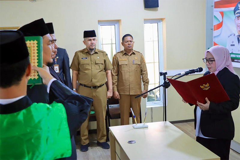 Wakil Bupati Kampar Misharti melantik dan mengambil sumpah pejabat administrator di Aula BPKAD Kabupaten Kampar, Senin (26/1/2026).