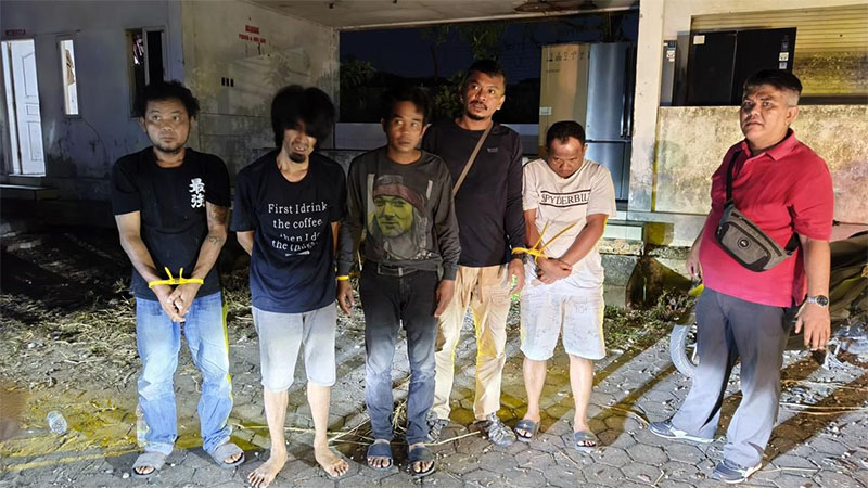 Lima pria yang diduga melakukan pesta narkoba diamankan Polda Riau pada Ahad (25/1/2026) malam.