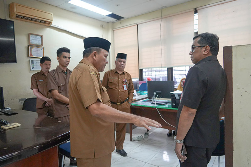 Sekda Kuansing, Zulkarnain ST MSi sidak ke Dinas Kominfos, Senin (26/1/2026).