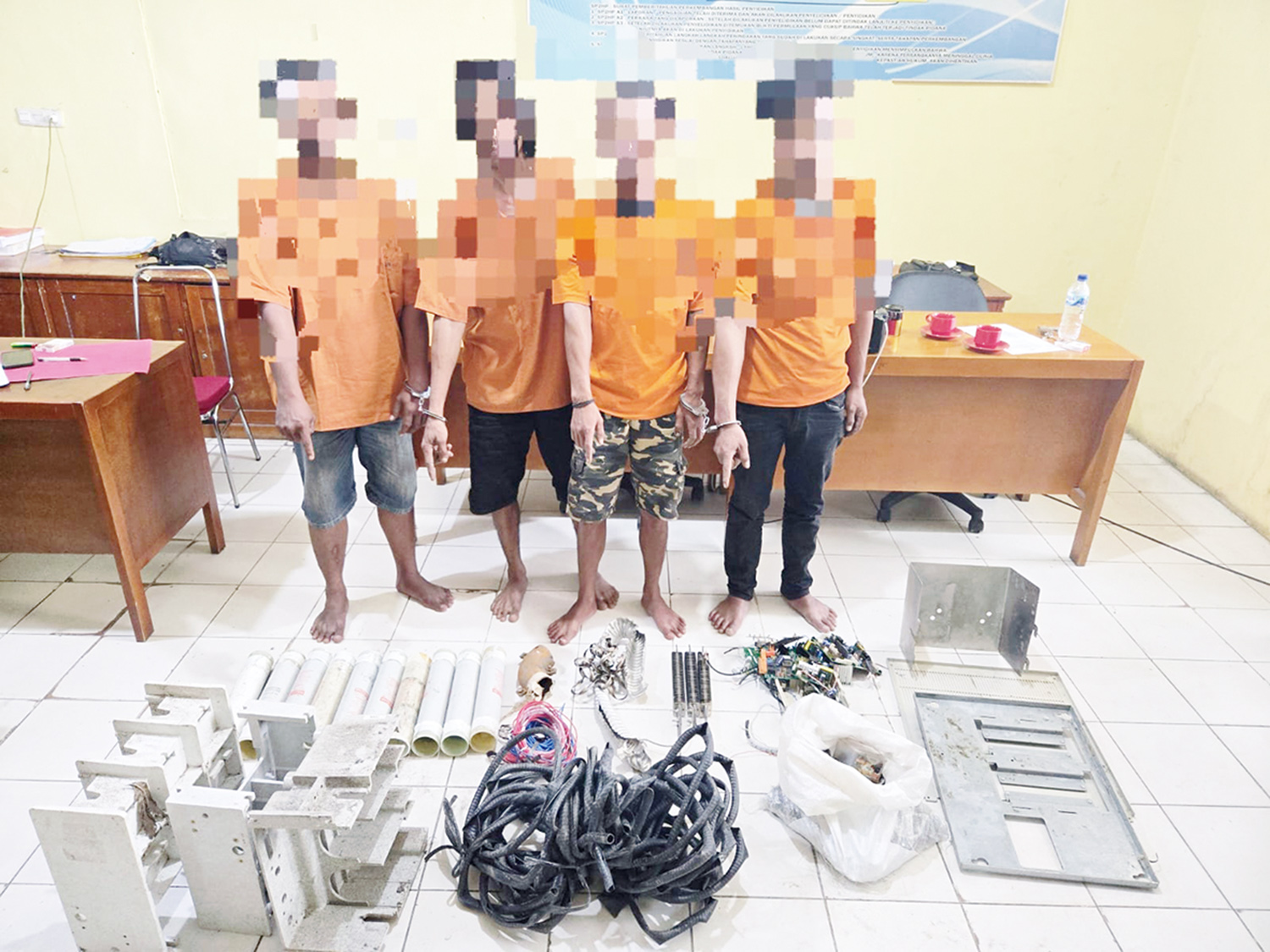 Jajaran Polsek Tapung berhasil meringkus empat tersangka pencurian komponen switchboard  milik PT Pertamina Hulu Rokan, Sabtu (24/1/2026).