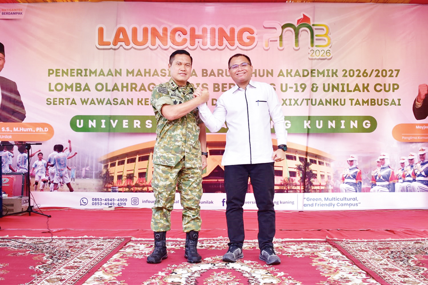 Rektor Unilak Prof Dr Junaidi dan  Pang&shy;dam&nbsp;XIX/Tuanku Tambusai Mayjen TNI Dr Agus Hadi Waluyo salam komando usai pembukaan lomba baris berbaris, Sabtu (24/1/2026).