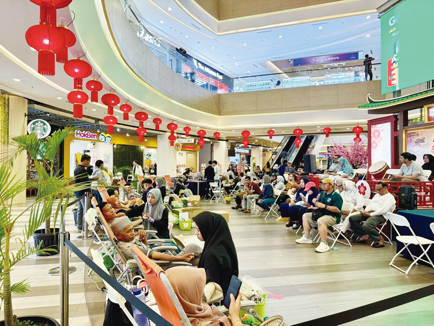 Warga melakukan donor darah di Mal Living World Pekanbaru, Ahad (25/1/2026).