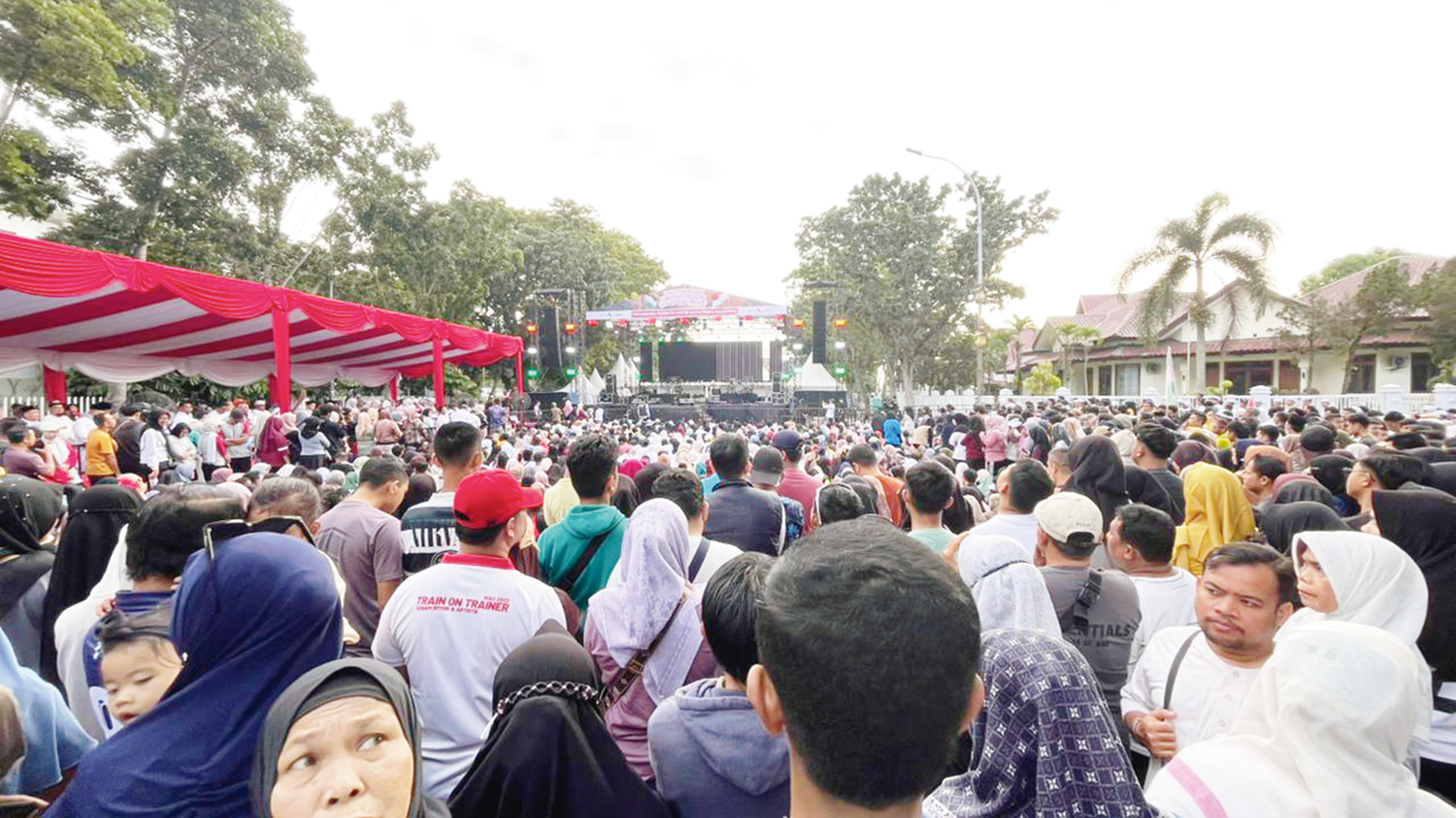 KONSER:  Warga memadati lokasi konser kemanusiaan Sumatera- Pales&shy;tina di Jalan Gajah Mada, Pekanbaru, Ahad (25/1/2026).