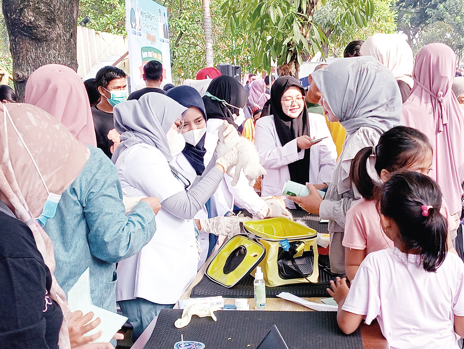 Tim dokter hewan dari Universitas Riau melakukan pemeriksaan kesehatan terhadap hewan peliharaan yang ingin dilakukan vaksinasi rabies gratis di kawasan CFD , Pekanbaru, Ahad (25/1/2026).