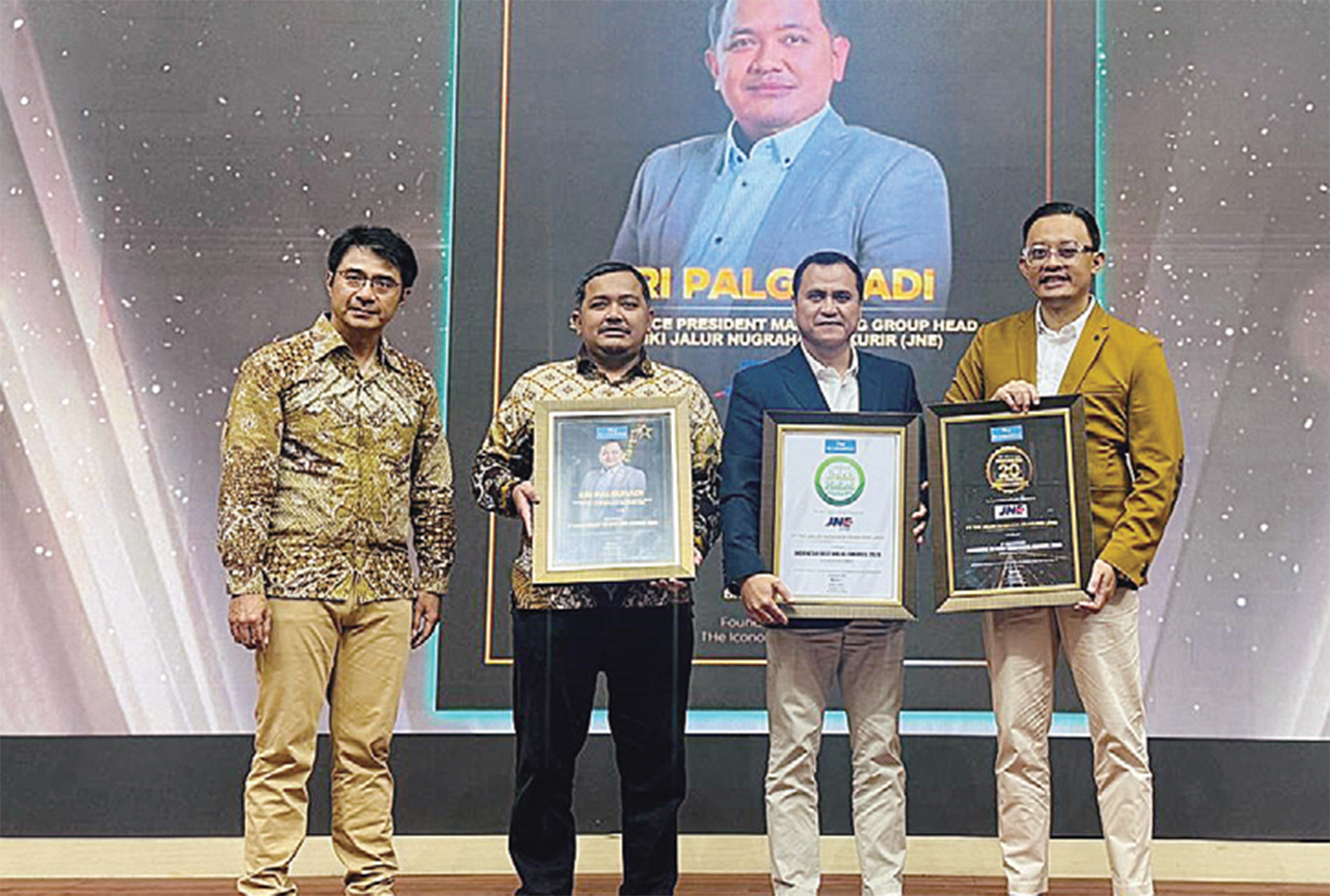 Jajaran JNE menerima tiga penghargaan sekaligus dalam ajang 5th Anniversary Indonesia Best Halal Awards 2026 dan 20 Best Companies Awards di Jakarta, Kamis (22/1/2026).