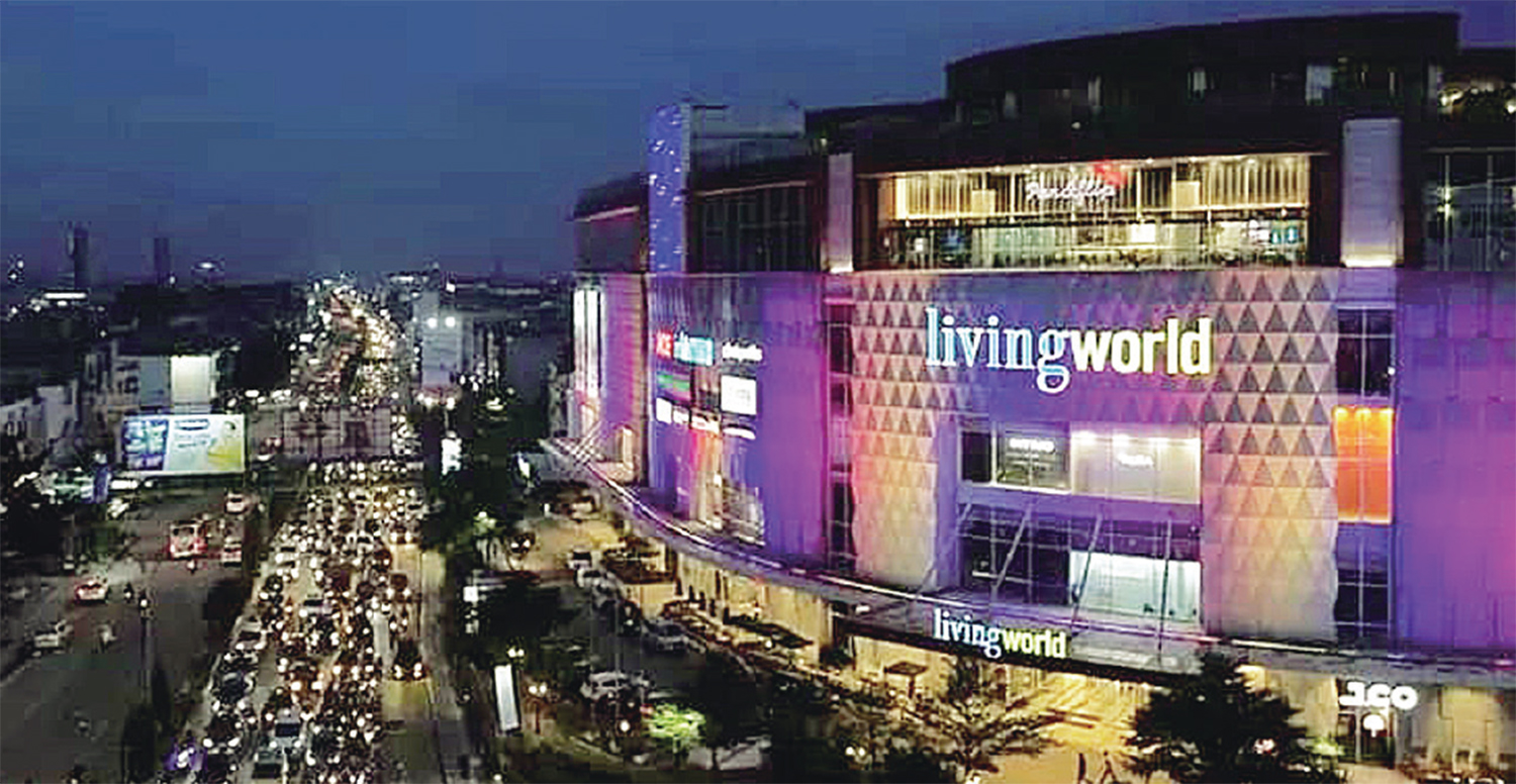 Bangunan Mal Living World (LW) Pekanbaru berdiri megah di tengah Kota Pekanbaru, beberapa waktu lalu.
