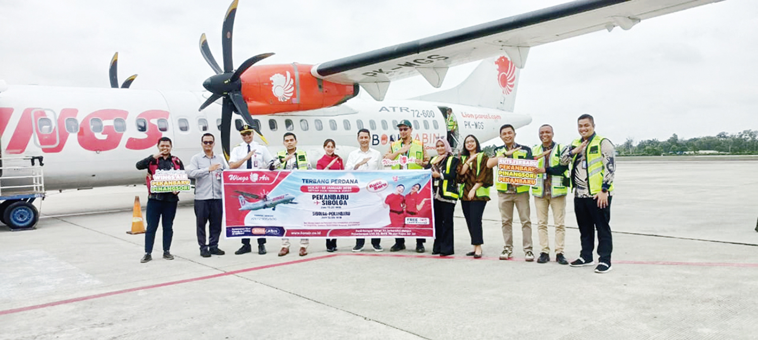 Pengelola Bandara Sultan Syarif Kasim II Pekanbaru foto bersama dengan pihak maskapai saat peresmian rute penerbangan Pekanbaru-Sibolga.