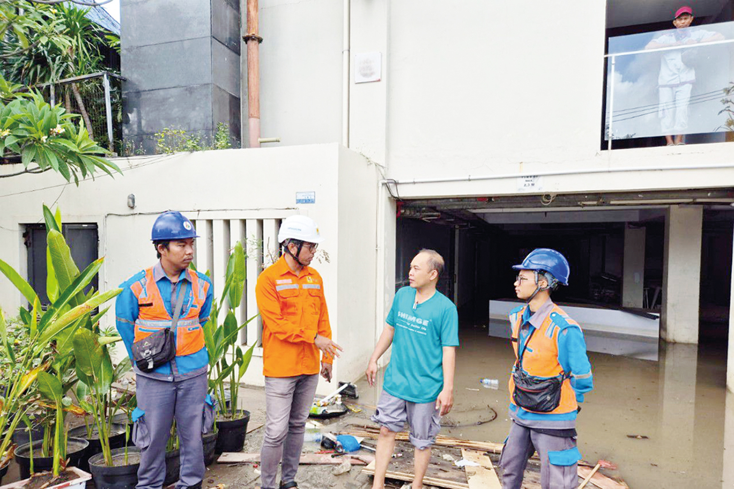 Petugas PLN saat melakukan koordinasi dan edukasi keamanan listrik dengan salah satu pelanggan terdampak banjir.