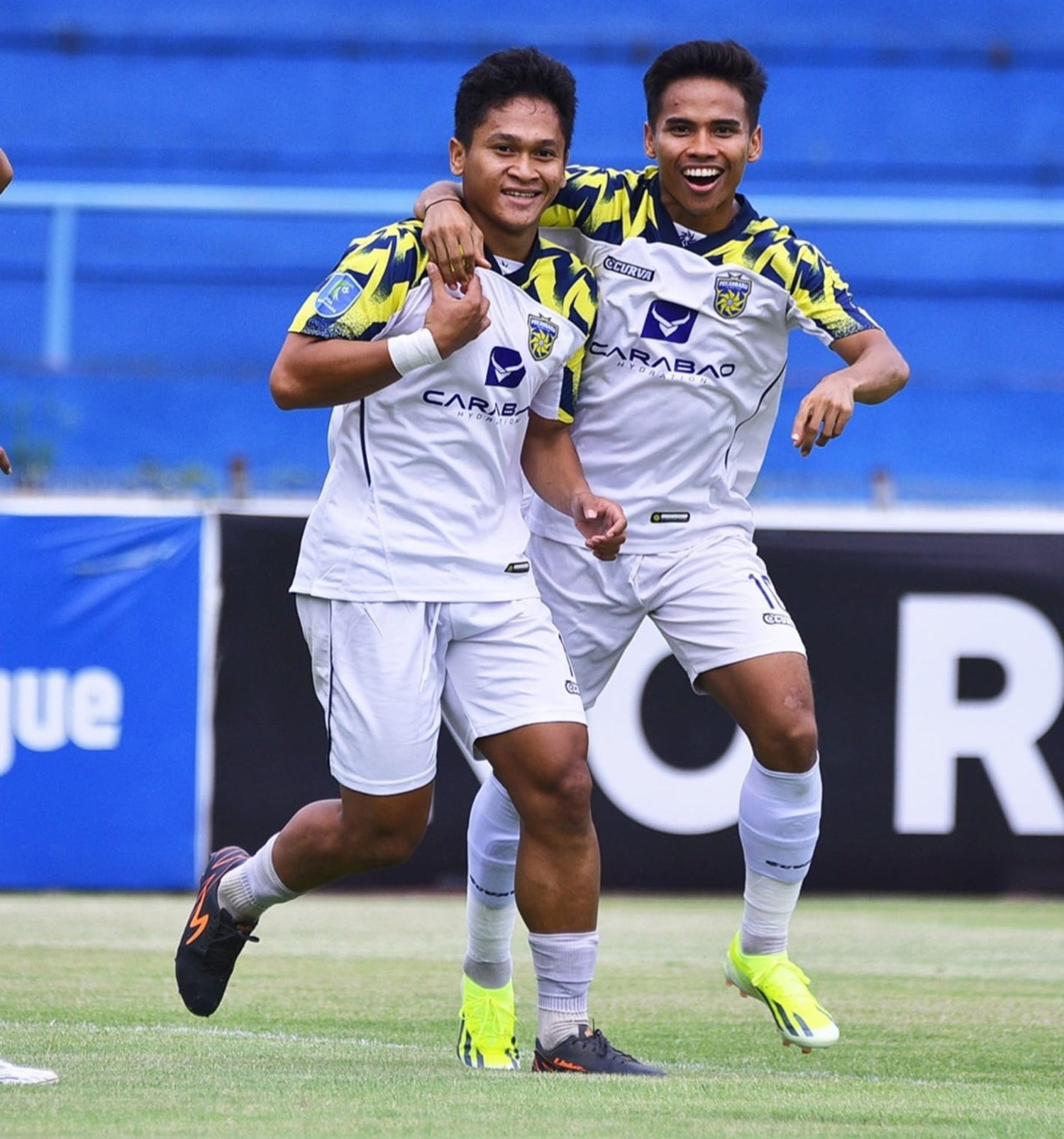 Pemain Pekanbaru FC Vengko Armedya (kiri) dan rekannya Ali Muhammad Ikhsan melakukan selebrasi usai mencetak gol ke gawang Persitara dalam laga Liga Nusantara (Liga 3).