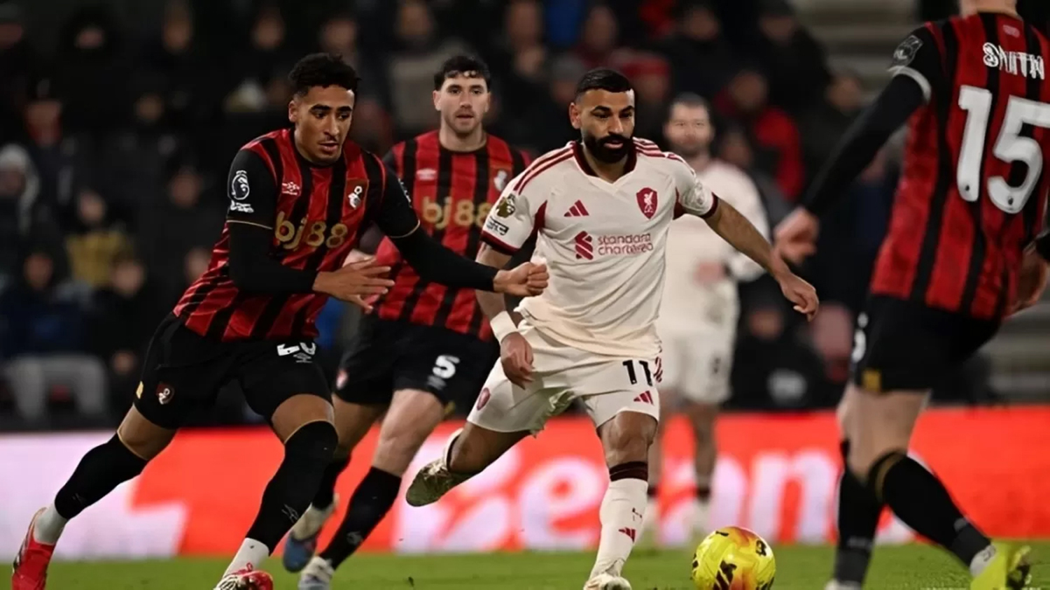 Penyerang Liverpool Mohamed Salah (tengah) dikawal ketat para pemain Bournemouth dalam lanjutan Liga Premier Inggris di Vitality Stadium, Bournemouth, Ahad (25/1/2026).