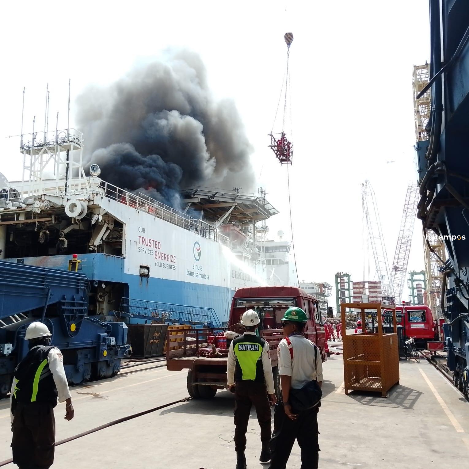 Asap tebal membubung keluar dari Kapal MV Elsa Regent yang terbakar di Galangan Kapal PT ASL Shipyard, Batuaji, Batam, Kepulauan Riau, Ahad (25/1/2026).