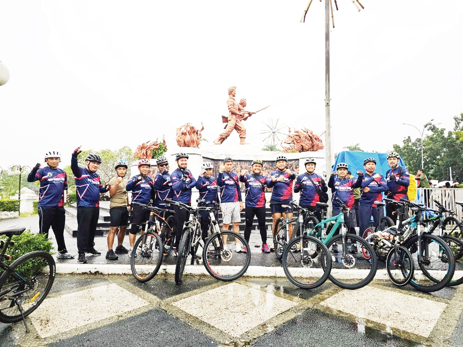 Anggota Komunitas sepeda Villa Bunga Arengka Gowes Club foto bersama saat melakukan gowes, beberapa waktu lalu.
