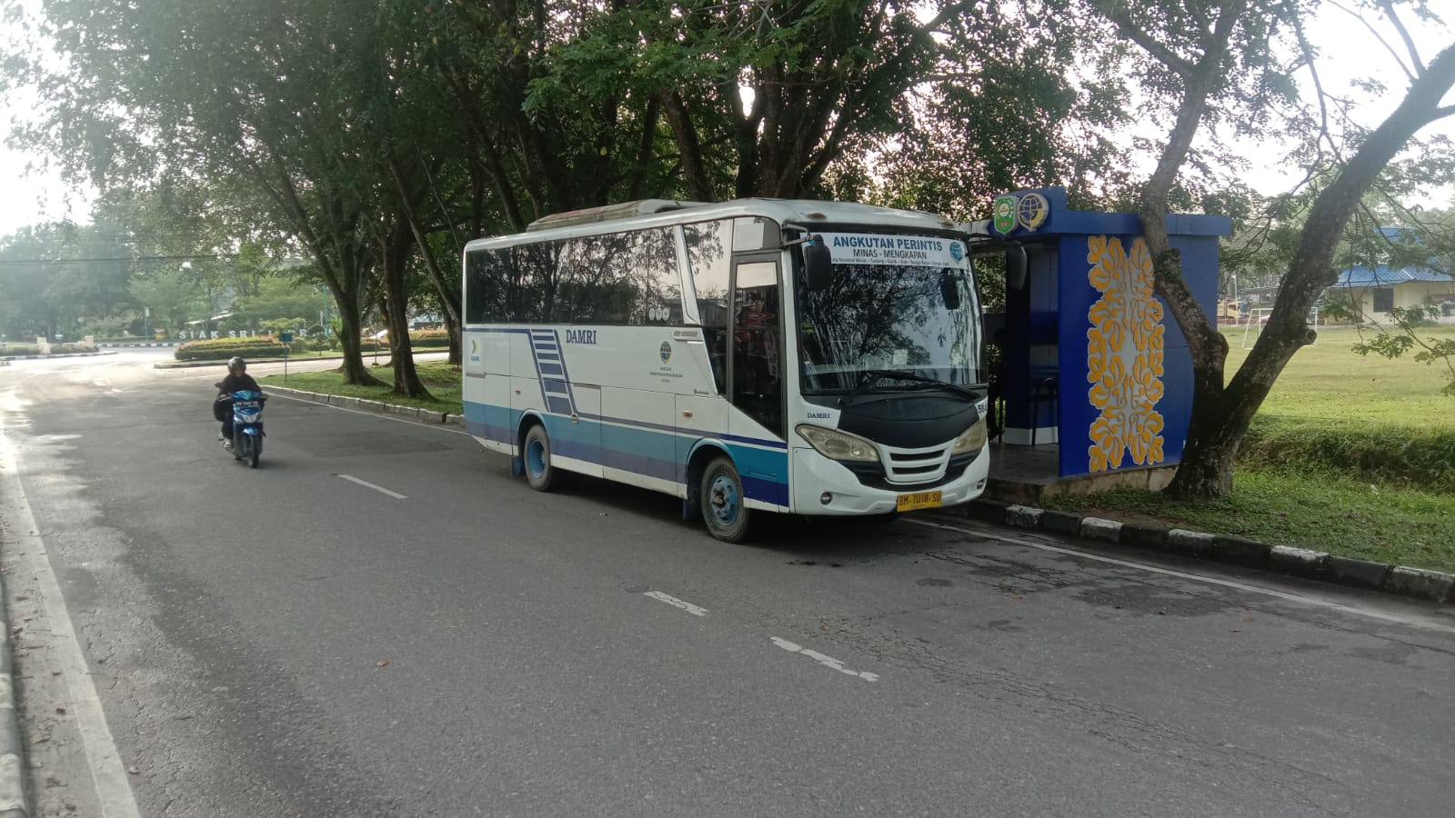 Bus DAMRI menaikkan penumpang di halte Kwalian, Kecamatan Siak, Kabupaten Siak, Senin (26/1/2026).
