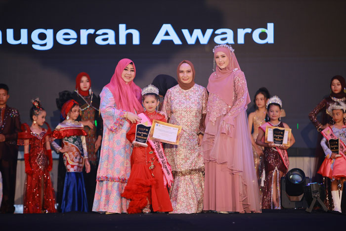 Shaqilla Azzahra Siswi SDN 001 Tembilahan Kota raih award di IRFW 2026 dalam ajang yang digelar Puan Aspekraf di Hotel New Hollywood, Pekanbaru, Ahad (25/1/2026).