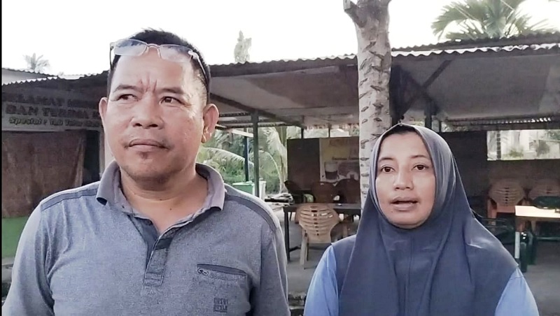 Warga Dusun Pematang Baih Desa Pematang Berangan Kecamatan Rambah, Rohul Kamal didampingi istri Hafidah berikan keterangan kepada wartawan, Ahad (25/1/2026) petang