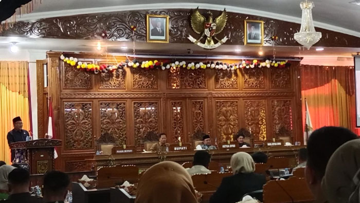 Anggota DPRD Kuansing menyampaikan aspirasi masyarakat ke Pemkab pada sidang paripurna, Senin (26/1/2026).