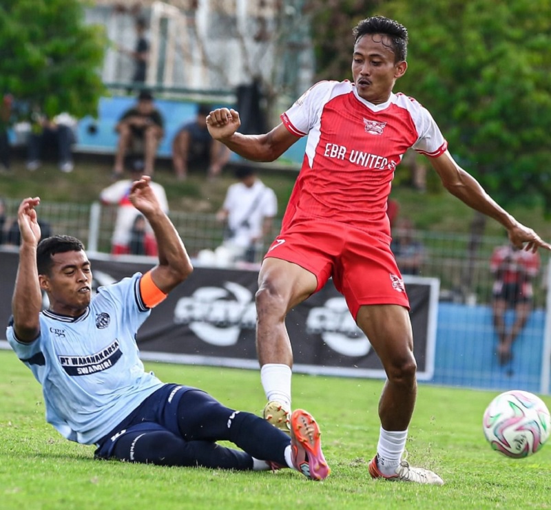 Pemain Wahana FC Fadau (kiri) berebut bola dengan pemain EBR Ary Hermawan dalam pertandingan RS Awal Bros Liga 4 Riau 2025-2026 di Lapangan Wahana Jalan Air Hitam Pekanbaru, Senin (26/1/2026).