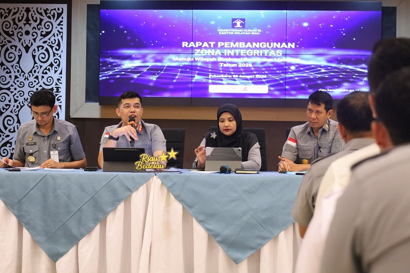 Kepala Kanwil Kemenkum Riau Rudy Hendra Pakpahan (dua dari kiri) memimpin rapat pembentukan Tim Kerja Pembangunan Zona Integritas dan Tim Reformasi Birokrasi 2026 pada Senin (26/1/2026).
