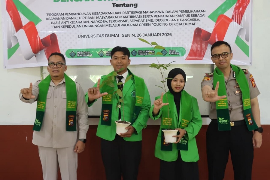 Kapolres Dumai AKBP Angga Febrian Herlambang berfoto bersama dengan Duta Green Policing di Universitas Dumai, Senin (26/1/2026).