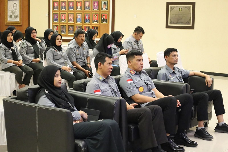 Kepala Kanwil Kemenkum Riau Rudy Hendra Pakpahan, didampingi pejabat utama dan staf mengikuti sosialisasi KUHP Nasional secara virtual pada Senin (26/1/2026).