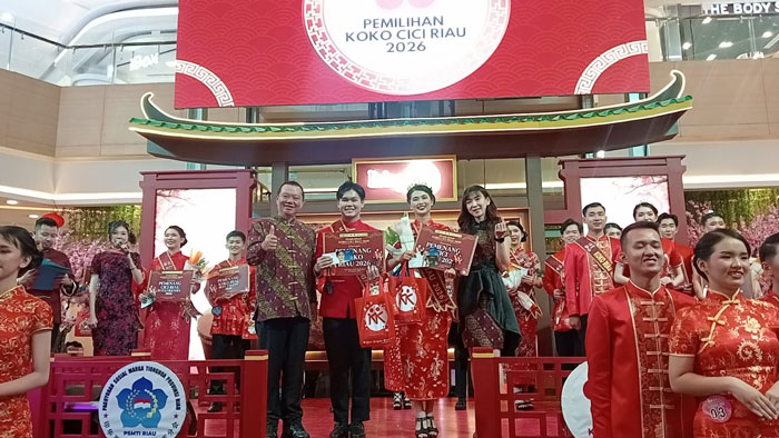 Winner KOCi Riau 2026 Kennedy (dua kiri) dan Melissa (dua kanan) foto bersama Sekretaris Umum PSMTI Pusat, Peng Suyoto (kiri) usai pemilihan Koko Cici Riau 2026 di Living World Pekanbaru.